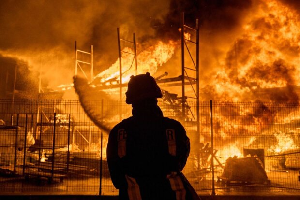 Місто у вогні: окупанти завдали масованих ударів уночі по Херсону (відео)