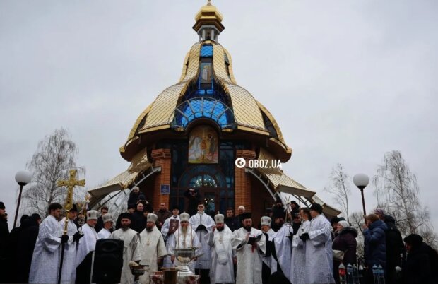 Предстоятель ПЦУ митрополит Епіфаній провів службу біля Каплиці Хрещення Господнього та освятив воду у Дніпрі