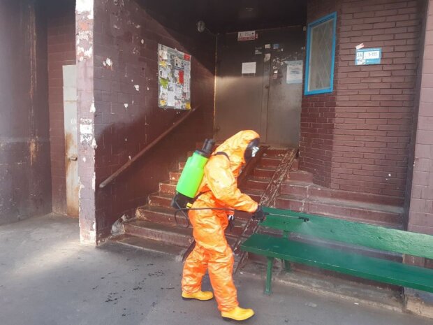 Рятувальники дезінфікують будинки Києва, де проживали хворі на COVID-19 (фото)