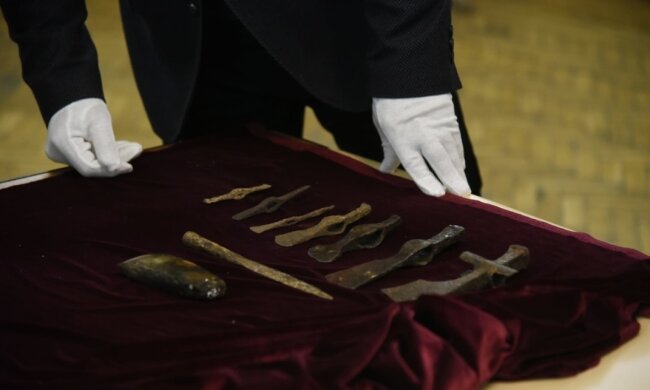 У Києві до музейного фонду України передали викрадені росією культурні цінності