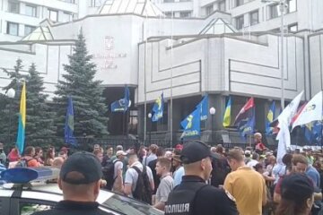 Пікетувальники не збираються розходитися з-під КС