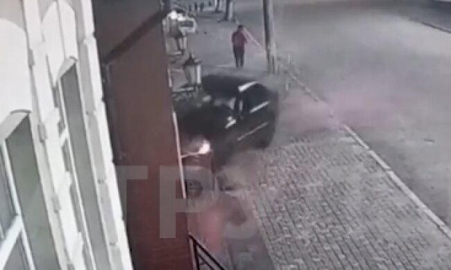 На Київщині п'яний водій врізався в стіну та втік з місця ДТП