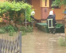 Сильні зливи наробили лиха: через повені на Західній Україні рятують людей (фото, відео)
