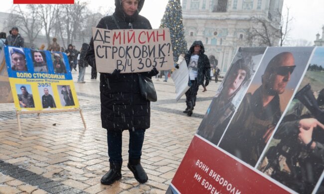 У Києві родини військовополонених вийшли на Софіївську площу, аби нагадати про полонених захисників Маріуполя
