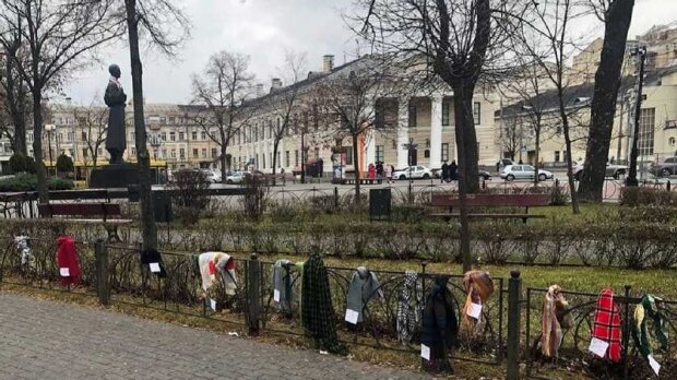 На парканах київського Подолу з’явились шарфи: що вони означають