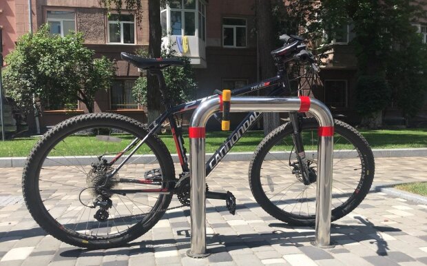 На навчання на велосипеді: біля столичних шкіл облаштовують спеціальні парковки