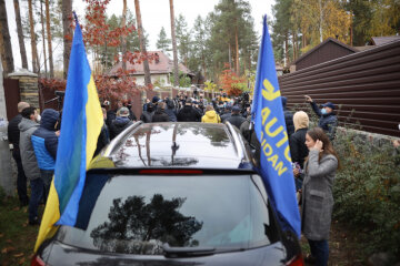 Під будинком голови КСУ Тупицького влаштували акцію протесту і бійку