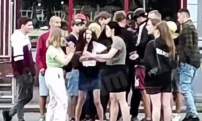 На Контрактовій площі побилися дівчата-підлітки (відео)