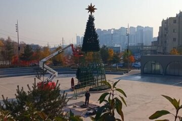 “Чому так пізно”: у Києві вже ставлять ялинку на Новий рік