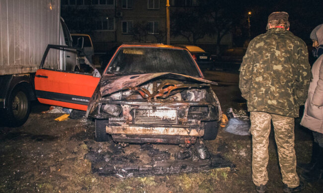 На Троєщині згоріла автівка, в якій декілька років мешкав чоловік