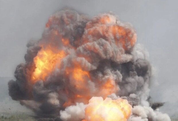 Є влучання в базу окупантів: у Маріуполі прогриміла серія вибухів