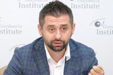Збираються жити разом із солдатами: Слуги їдуть на Донбас (відео)