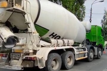 У Києві дівчина-підліток потрапила під бетономішалку (відео)