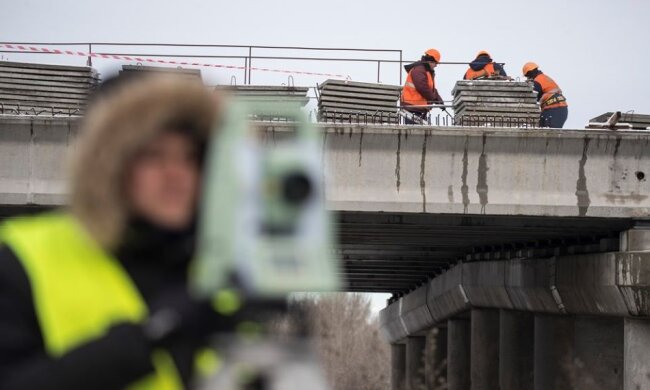 Відновити проїзд шляхопроводом на Богатирський обіцяють до кінця березня