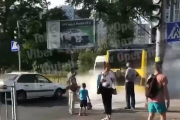 На Виноградарі загорівся тролейбус (відео)