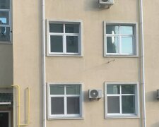 У передмісті Києва з вікна третього поверху випала 4-річна дівчинка