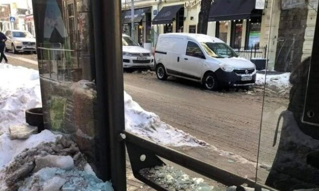 Вандали розгромили зупинку на Майдані Незалежності
