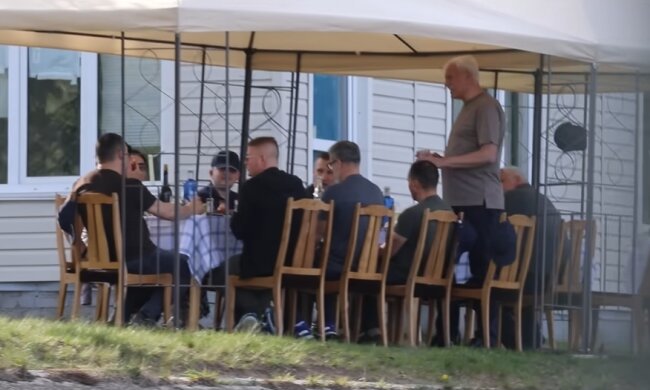 У КМДА заявили, що "алко-застілля" чиновників Кличка на День жалоби було "робочою зустріччю"