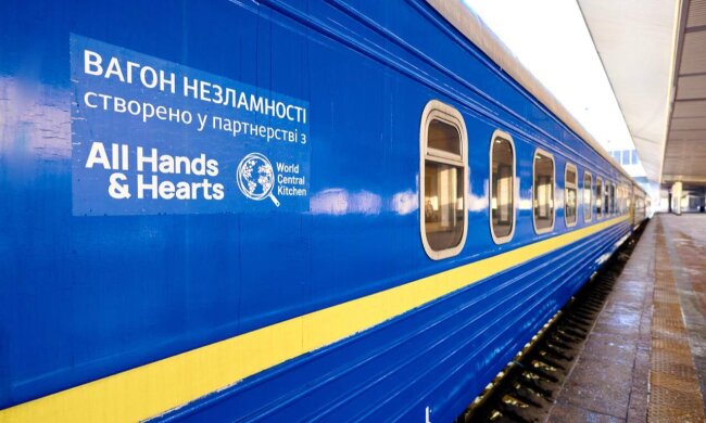 Укрзалізниця перетворила 100 непридатних вагонів на «вагони незламності» для обігріву, зв’язку та дозвілля населення.