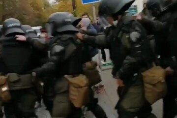 Мітингувальники перекрили Грушевського, до центру Києва стягують силовиків (відео)