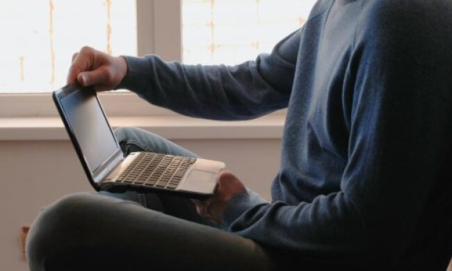 На Троєщині вчитель вкрав зі школи, в якій працював, 19 ноутбуків