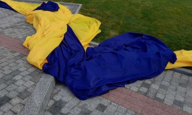 З флагштоку Кличка спустили рваний прапор (фото)