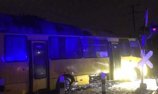 На Київщині потяг протаранив маршрутку (відео)