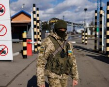 Мешканець столиці заробляв на переправленні "небажаючих проходити службу" на кордон