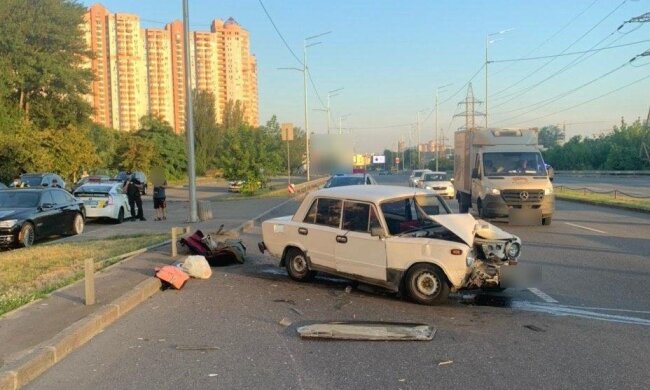 Постраждали діти: в Києві водій заснув за кермом та врізався у відбійник