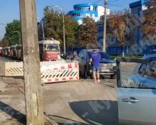 Люди не можуть виїхати на роботу: в Києві ДТП паралізувала рух трамваїв (відео)