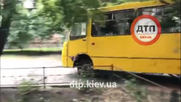 Скажений автобус: в Києві маршрутка на швидкості ганяла у дворах між будинків (відео)