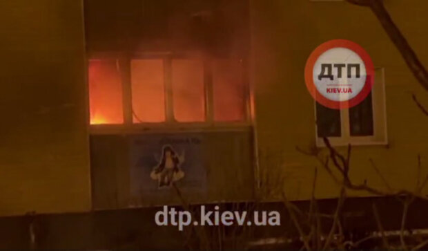 У Києві на Троєщині через гірлянду спалахнула квартира (відео)