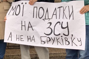 Гроші на ЗСУ — протестувальники зібрались під стінами КМДА в дощ і вимагають виконання 3 умов