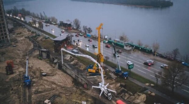 У Києві за програмою Зеленського цілодобово і без вихідних добудовують Дарницький міст