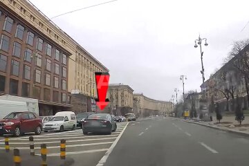 Поліція отшрафувала водія автомобіля Tesla, що припаркувався на "острівці" прямо на Хрещатику