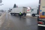 На Київщині патрульні допомогли чоловіку витягти вантажівку із снігової пастки