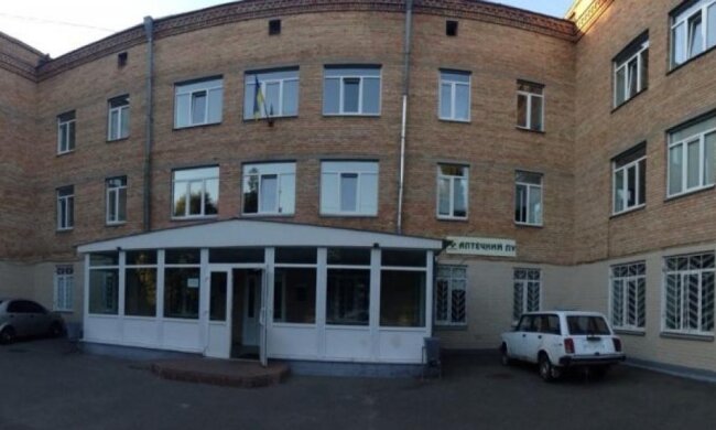 На Нивках в поліклініці потекла стеля (відео)