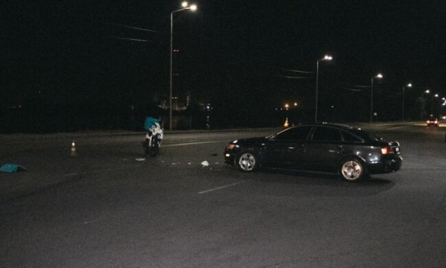 У Києві при заїзді у двір кур’єр піцерії на мопеді зіткнувся з авто: є постраждалий