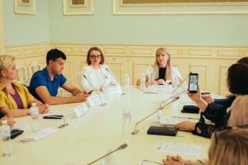 Вербування дітей через соцмережі: у Києві обговорили, як захистити підлітків від цифрових загроз