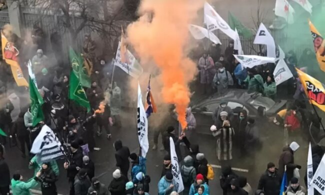 Мітингувальники “SaveФОП” перекрили дорогу на Грушевського та запалили фаєри