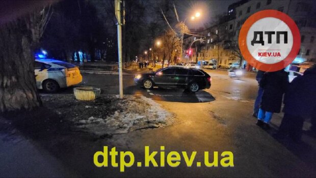 У Києві авто збило молоду пару на переході (відео)