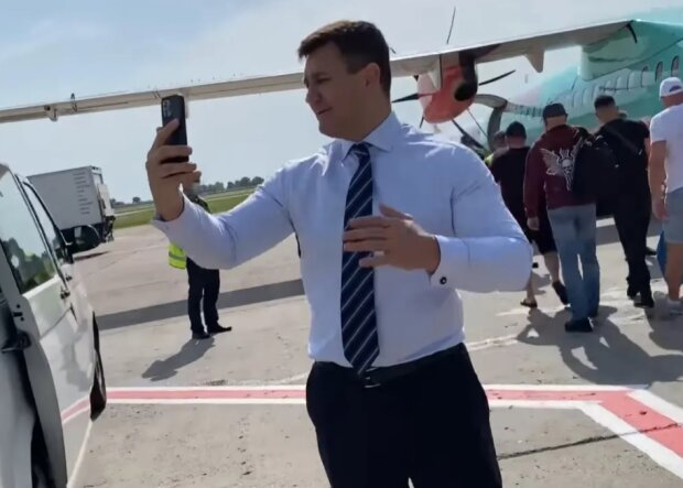 Виліт літака в київському аеропорту затримали, щоб дати нардепу Тищенку зняти ролик