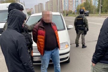 Погрожували йому та родині: у Києві затримали банду, яка вимагала гроші у підприємця (фото)