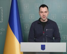 У Києві перебуває достатня кількість українських військ, оточити чи взяти місто неможливо – Арестович