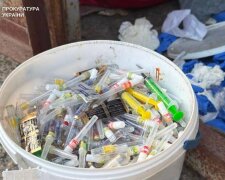 Замість утилізації — небезпечне звалище: у Києві викрили склад із тоннами медвідходів