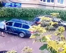 Під Києвом водій приставив пістолет до голови чоловіка (відео)