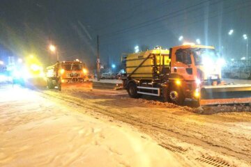 Снігопад у Києві: на вулицях працює спецтехніка та сотні прибиральників