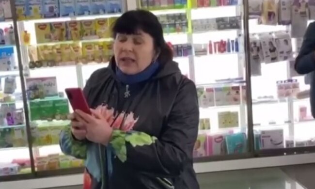 В Києві жінка зайшла в аптеку без маски та погрожувала фармацевту (відео)