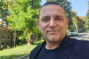 “Приду на собрание и скажу родителям, что они долб*ебы” — “слуга народу” вилаявся на виборців