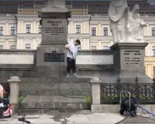 Пам`ятник княгині Ользі в центрі Києва мили зі шлангів (фото, відео)